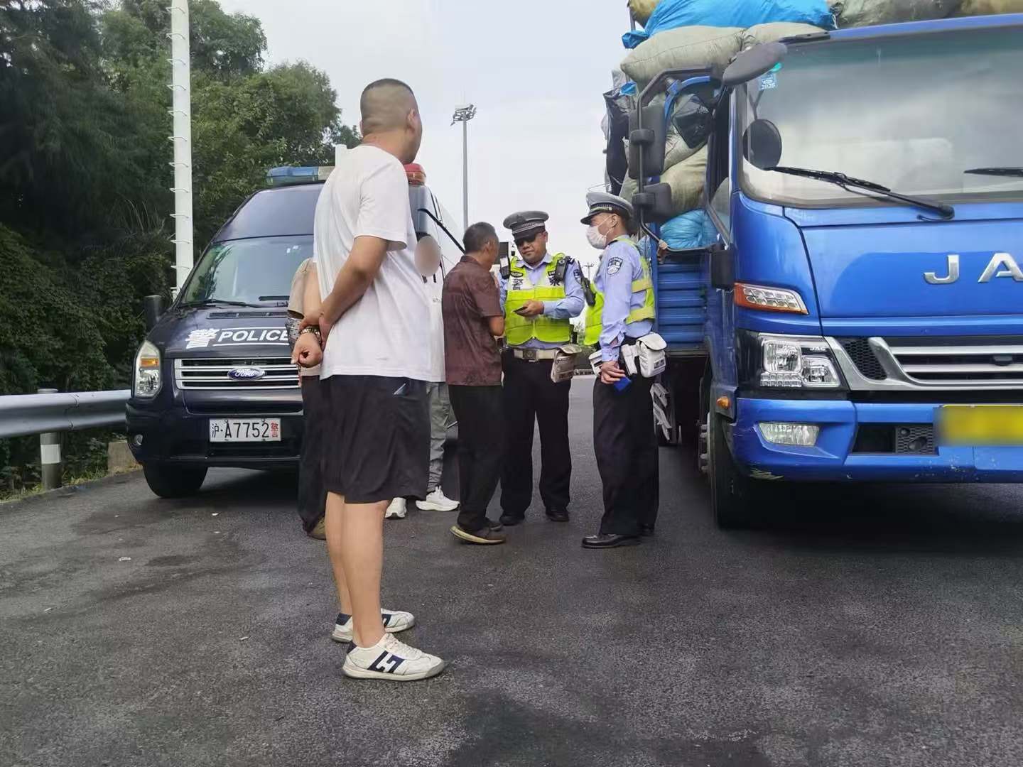 图说:嘉定交警查处违法货车