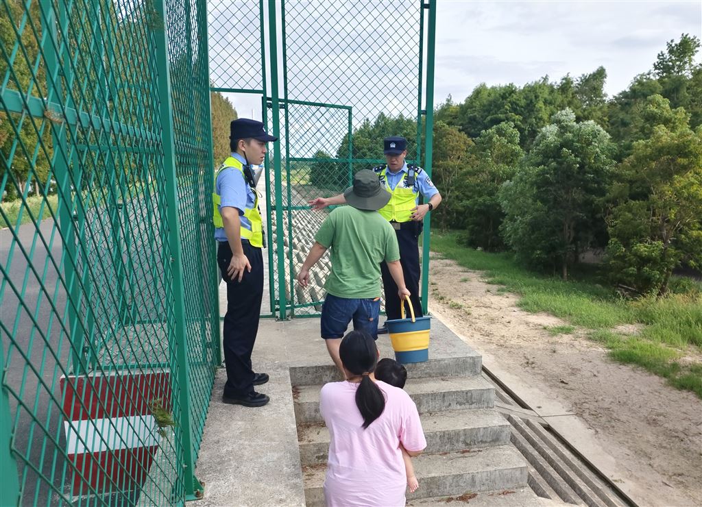 台风“贝碧嘉”风力延续加强！崇明警方已经转移避险职员9千多人