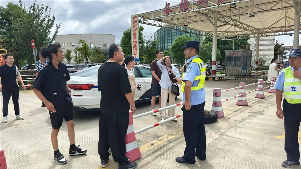 台风“贝碧嘉”风力延续加强！崇明警方已经转移避险职员9千多人