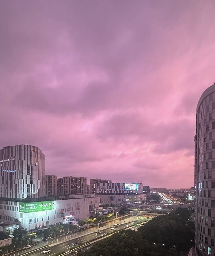 台风“贝碧嘉”降临前上海惊现紫色天空 中秋当天另有机遇弄月！