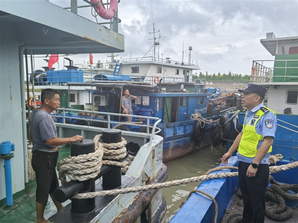 台风“贝碧嘉”风力延续加强！崇明警方已经转移避险职员9千多人