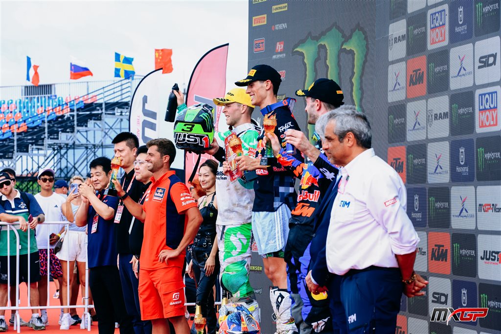 MXGP引擎在奉贤轰叫 外乡车手与国际妙手同台竞技