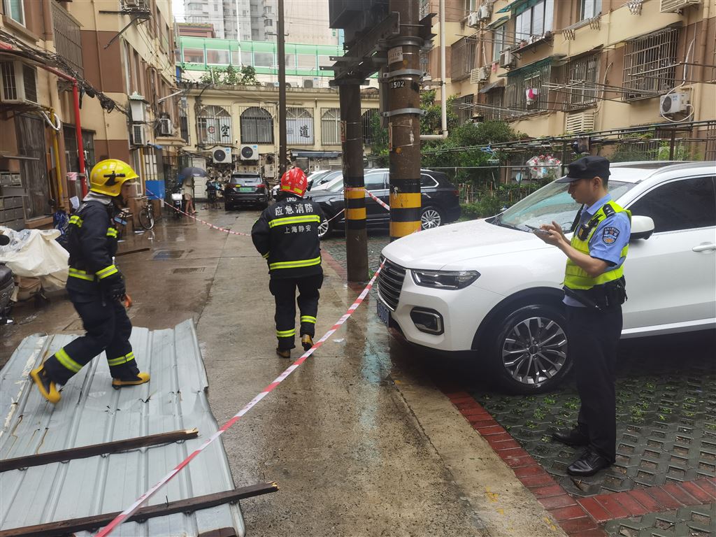 台风“贝碧嘉”来袭，静安警方已经应答处理多起险情