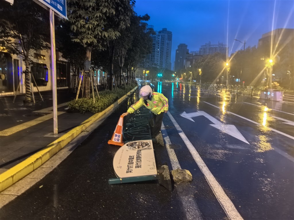 台风“贝碧嘉”来袭，静安警方已经应答处理多起险情