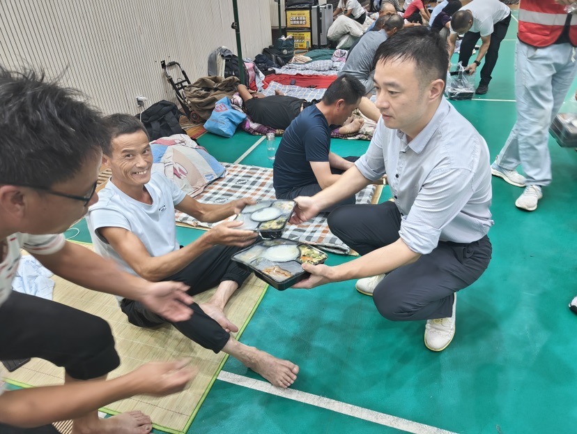 上海临港抗击强台风“贝碧嘉”，众擎易举守护家园