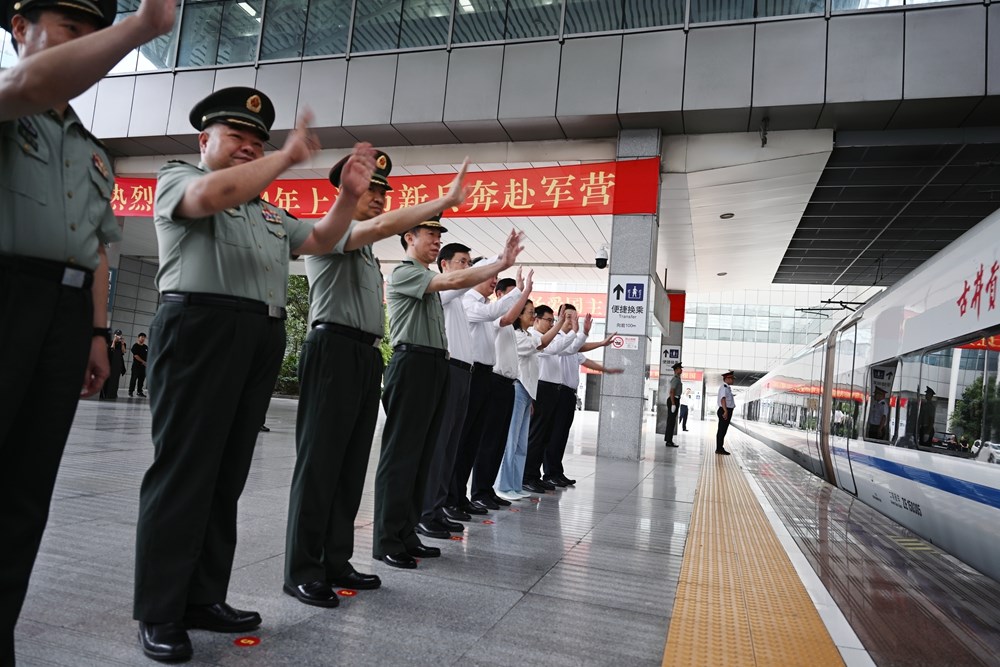 年夜学结业生新兵占比再立异高！上海举办2024年下半年新兵欢送典礼，欢送新兵奔赴绿色兵营