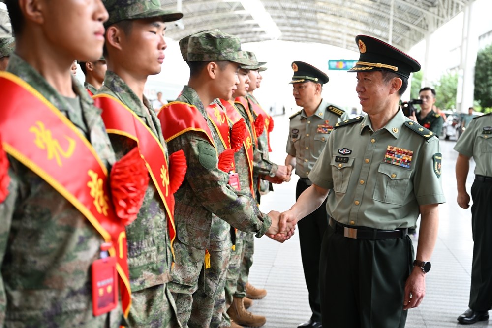 年夜学结业生新兵占比再立异高！上海举办2024年下半年新兵欢送典礼，欢送新兵奔赴绿色兵营