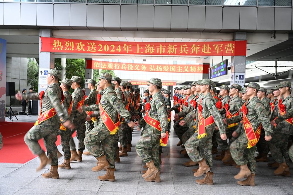 年夜学结业生新兵占比再立异高！上海举办2024年下半年新兵欢送典礼，欢送新兵奔赴绿色兵营