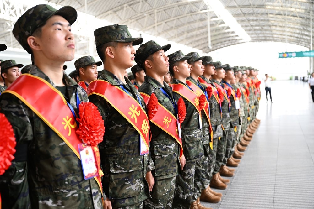 年夜学结业生新兵占比再立异高！上海举办2024年下半年新兵欢送典礼，欢送新兵奔赴绿色兵营