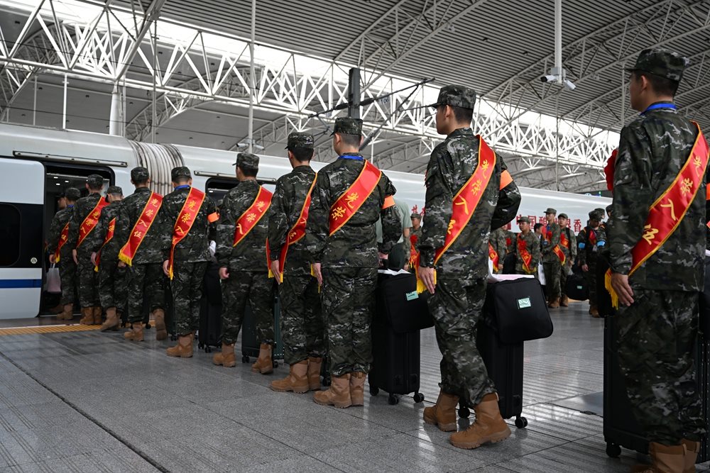 年夜学结业生新兵占比再立异高！上海举办2024年下半年新兵欢送典礼，欢送新兵奔赴绿色兵营