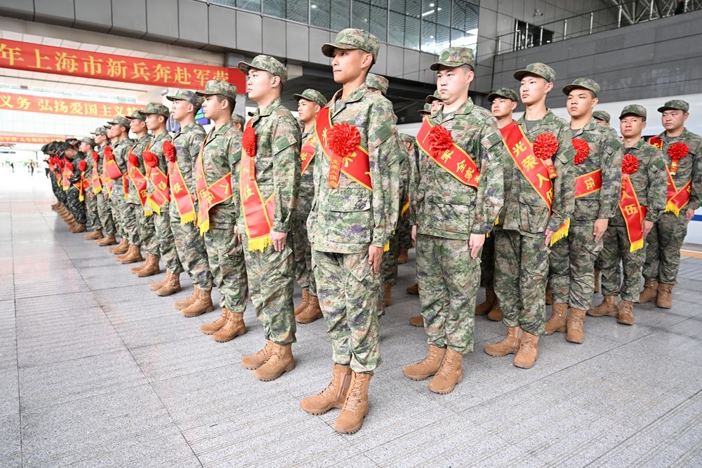 年夜学结业生新兵占比再立异高！上海举办2024年下半年新兵欢送典礼，欢送新兵奔赴绿色兵营