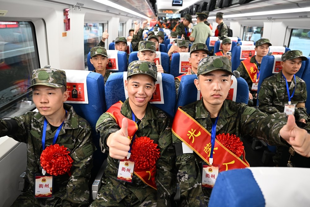 年夜学结业生新兵占比再立异高！上海举办2024年下半年新兵欢送典礼，欢送新兵奔赴绿色兵营