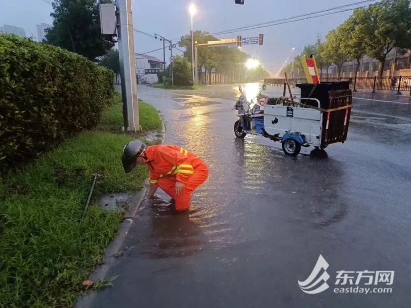 组图直击｜捡断枝扫落叶，全市环卫工人暴雨中苦守一线疏浚排水口