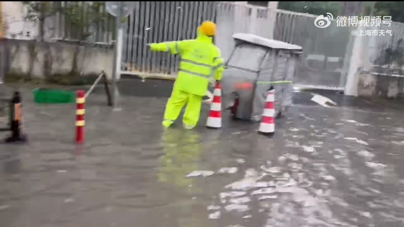 浦东、奉贤冲破降雨汗青记实，334所黉舍复课！水闸全开，泵车出动，全力抢排积水！