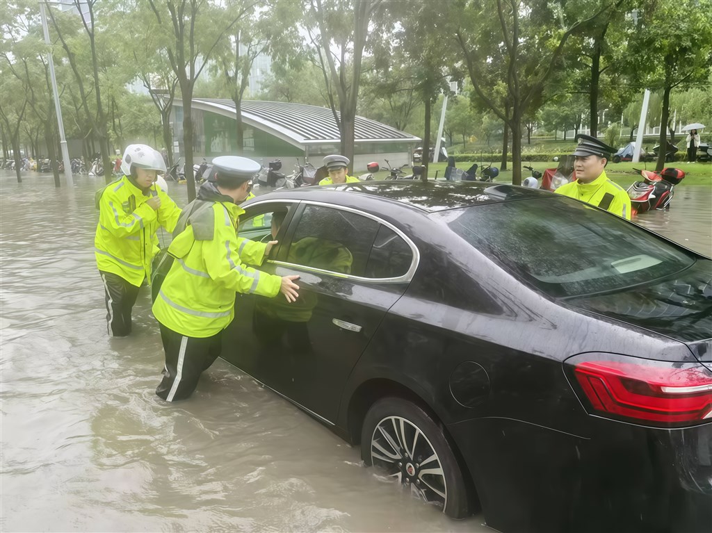 “普拉桑”过境， 徐汇警方全力护航路途交通