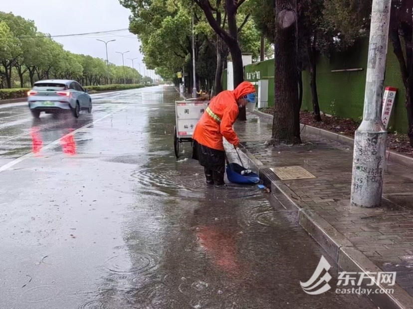 组图直击｜捡断枝扫落叶，全市环卫工人暴雨中苦守一线疏浚排水口