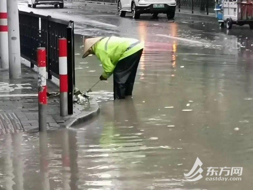 组图直击｜捡断枝扫落叶，全市环卫工人暴雨中苦守一线疏浚排水口