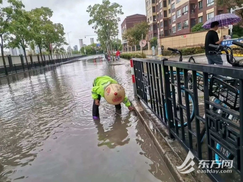 组图直击｜捡断枝扫落叶，全市环卫工人暴雨中苦守一线疏浚排水口