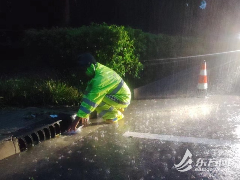 组图直击｜捡断枝扫落叶，全市环卫工人暴雨中苦守一线疏浚排水口