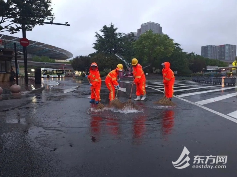 组图直击｜捡断枝扫落叶，全市环卫工人暴雨中苦守一线疏浚排水口