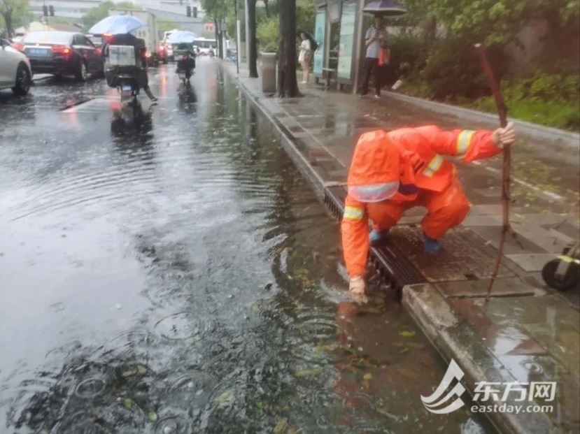 组图直击｜捡断枝扫落叶，全市环卫工人暴雨中苦守一线疏浚排水口