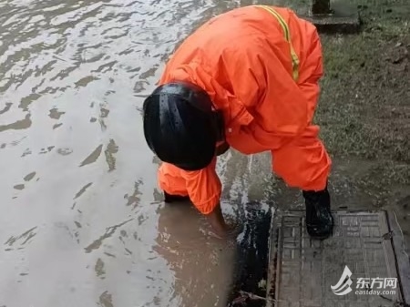 组图直击｜捡断枝扫落叶，全市环卫工人暴雨中苦守一线疏浚排水口