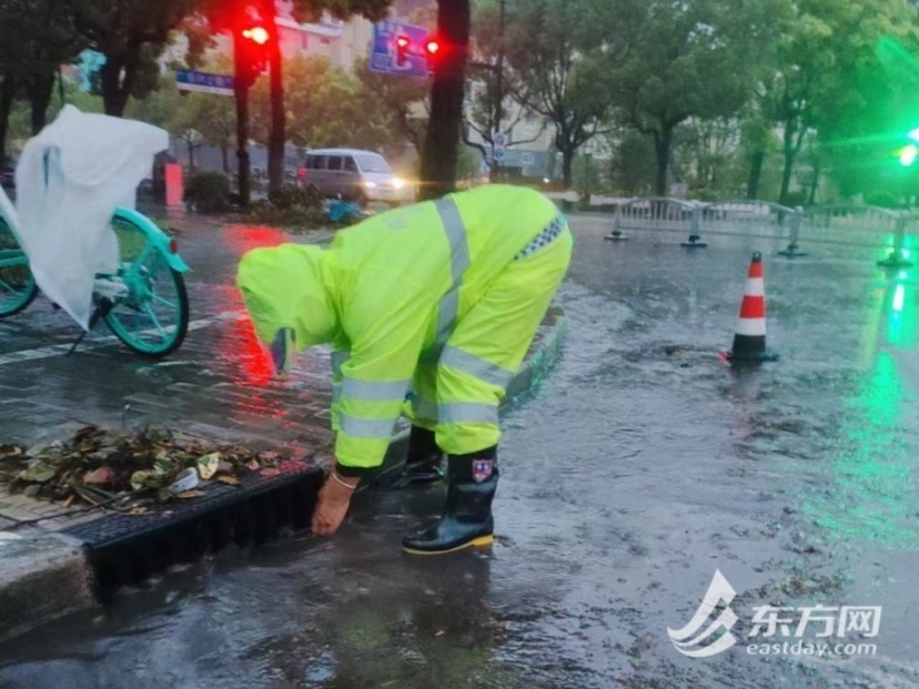 组图直击｜捡断枝扫落叶，全市环卫工人暴雨中苦守一线疏浚排水口