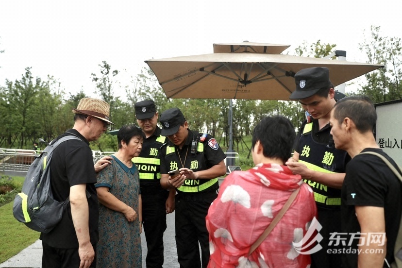 世博文明公园南区雨中开园，第一批旅客已经“登顶”双子山，国庆档期另有更多好玩勾当