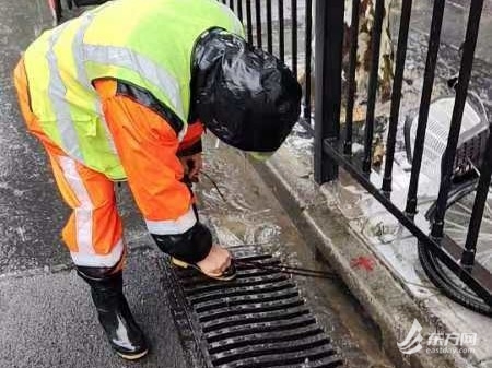 组图直击｜捡断枝扫落叶，全市环卫工人暴雨中苦守一线疏浚排水口