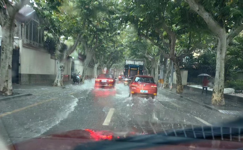 上海市防汛指挥部发布都会内涝积水危害提醒：切勿在雨天盲目穿行不明积水地带