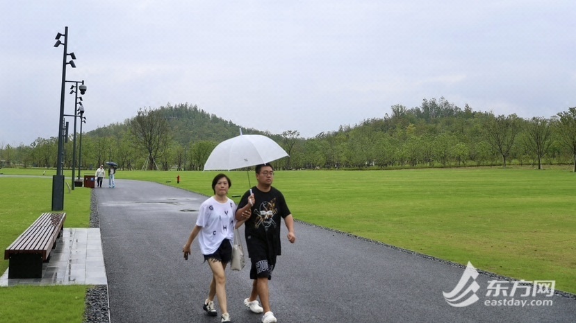 世博文明公园南区雨中开园，第一批旅客已经“登顶”双子山，国庆档期另有更多好玩勾当