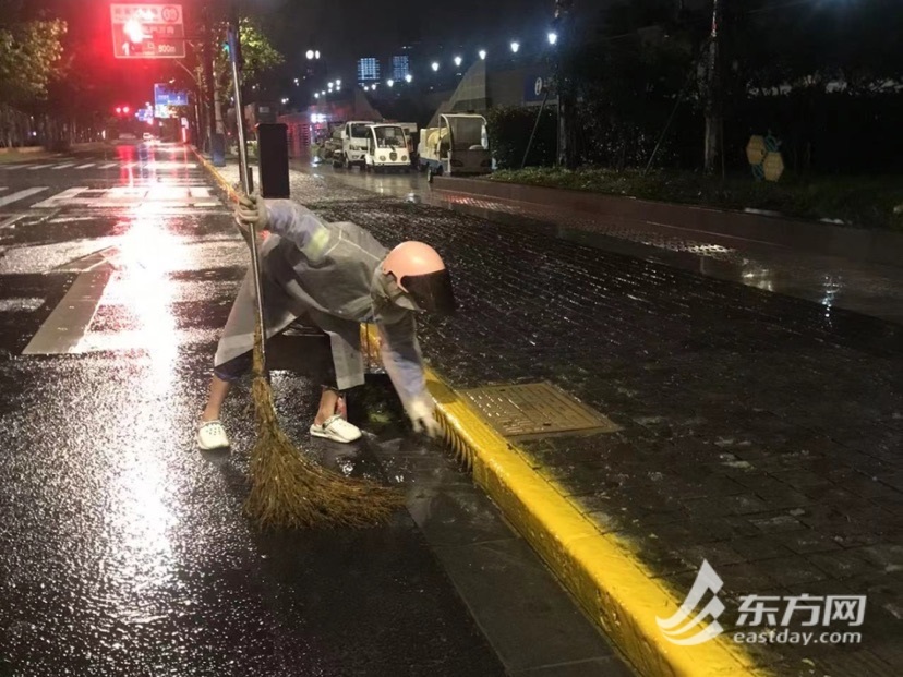 组图直击｜捡断枝扫落叶，全市环卫工人暴雨中苦守一线疏浚排水口