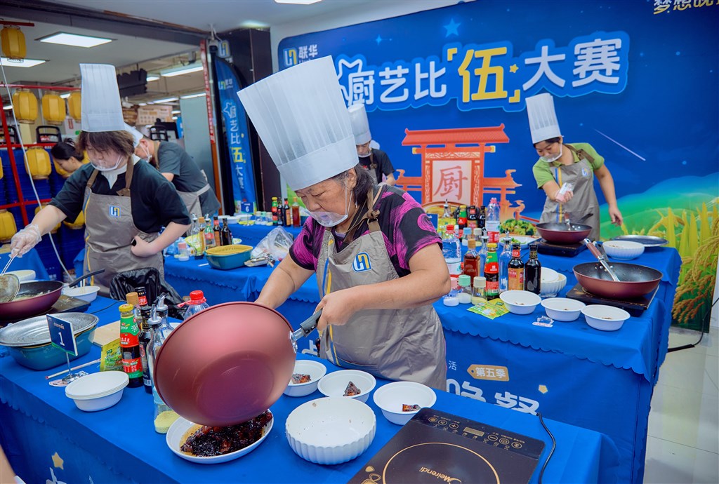 美食盛宴搬抵家门口、打造沉醉式“萌”幻乐土 申城商圈特点勾当点燃金秋消费暖