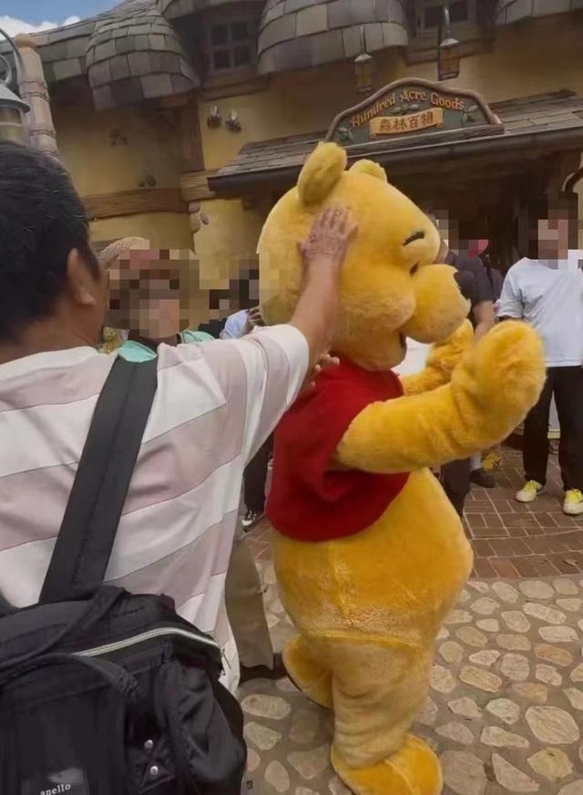 上海迪士尼一玩偶演员遭旅客拍头倒地！现场目睹者：打人者提早举起手，建议更改演员归程线路