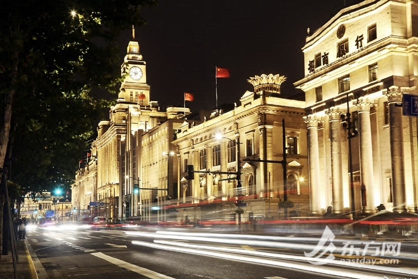 国庆假期上海景观照明开启重年夜勾当模式，黄浦江沿岸无光影秀铺演