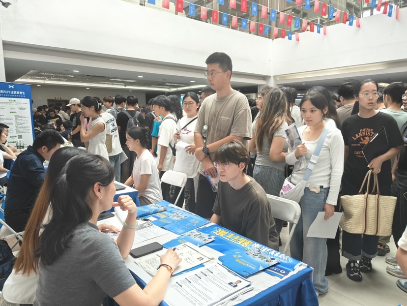 落户要求再放宽、年夜学生可享实习补助……临港发布人材新政后这场雇用会人气爆棚