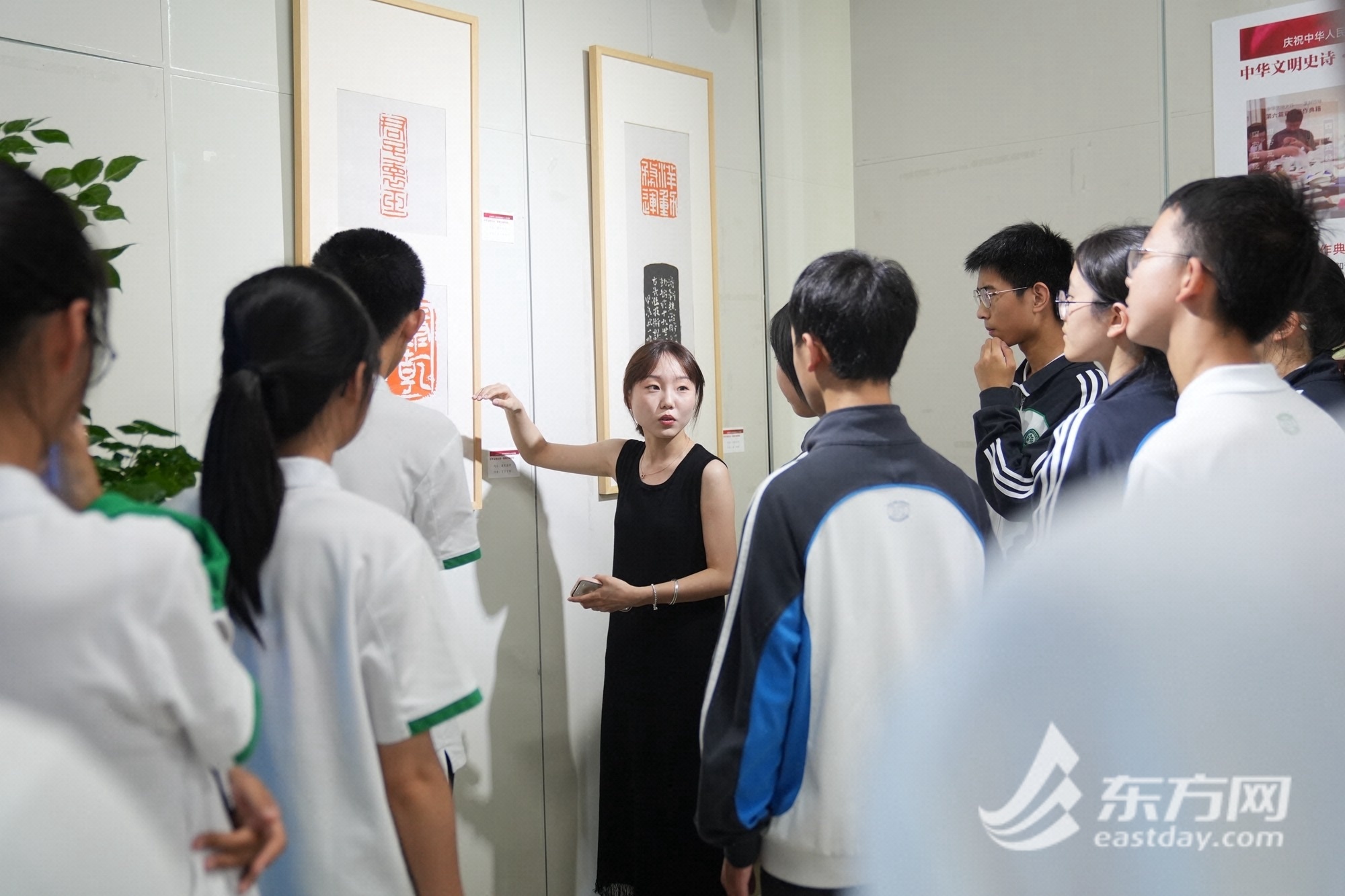 沪上高校学生篆印百枚为国庆生 主题特铺以及体验勾当在华东师年夜举办