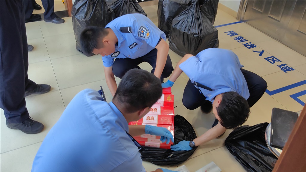 女子屡次踩点后乔装进店盗窃2400包香烟 金山警方破获一块儿偷盗案