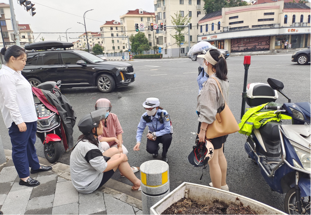 中秋国庆假期出行不测多  摔倒白叟恰遇“闲”人马年夜姐