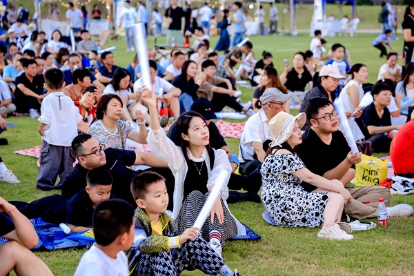 音浪、光影、墟市……沪郊朱泾一路“声”花用芳华乐符点燃花海