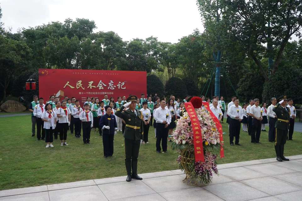 第十一个义士记念日：上海市平易近群众祭扫传承英烈精力