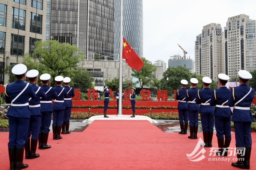 升旗典礼献礼新中国75周韶华诞，芳华为中国式古代化挺膺担任