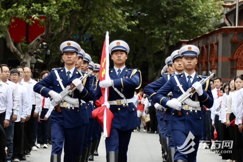 升旗典礼献礼新中国75周韶华诞，芳华为中国式古代化挺膺担任