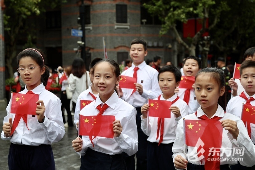 升旗典礼献礼新中国75周韶华诞，芳华为中国式古代化挺膺担任