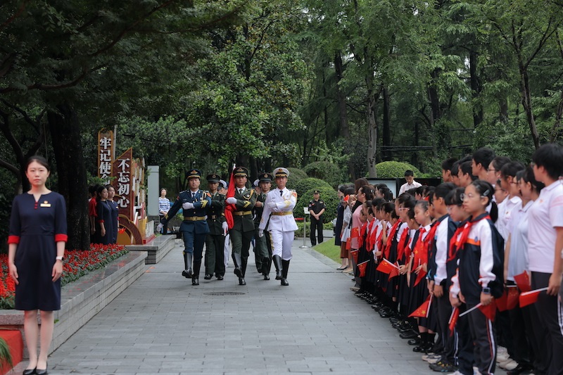 中共二年夜会址记念馆举办“庆贺中华人平易近共以及国成立75周年升旗典礼”