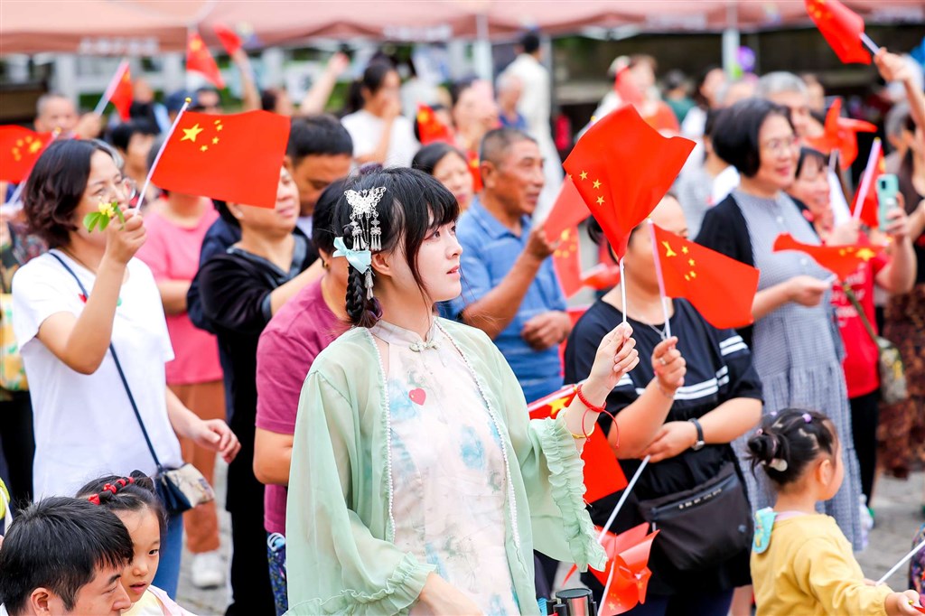 密意讴歌故国！松江方塔园举行“唱响经典 献礼国庆”红歌快闪勾当