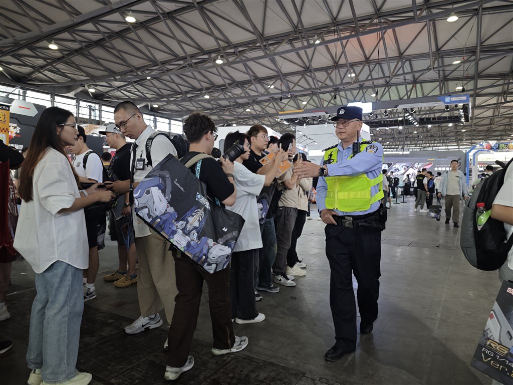 国庆假期36场年夜型勾当在浦东举行 警方多措并举保障铺会年夜客流