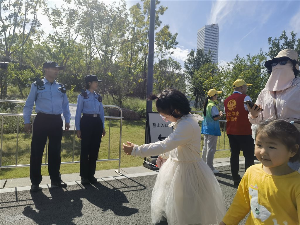 上海“双子山”迎国庆年夜客流，浦东警方推出多项行动来护航