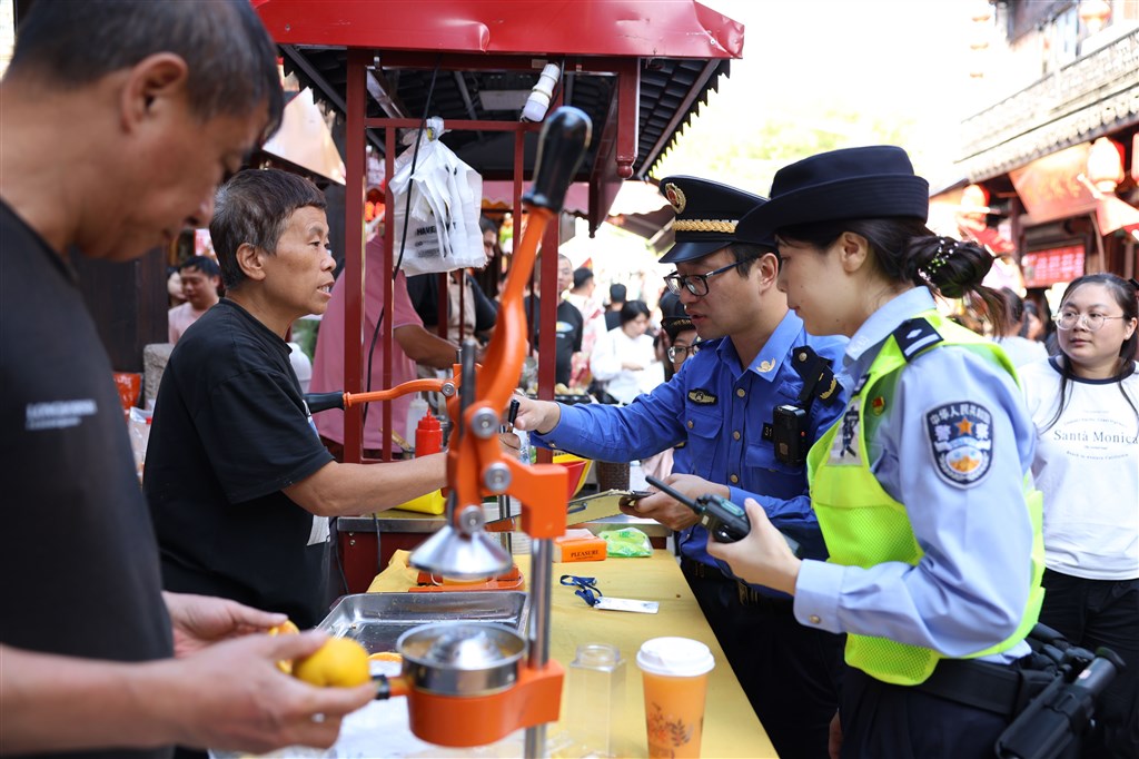 上海多个景点迎来节日年夜客流，上海警方“一点一方案”展开保障劝导