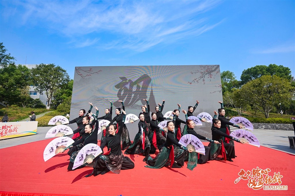 虹口区举行“久久知心-悦享银龄”银产生活节 “敬老月”主题集市勾当丰硕多彩